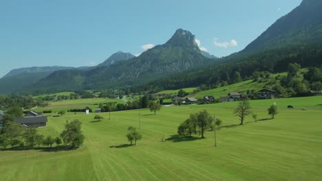 Un-Dron-Cinematográfico-Se-Desplaza-Hacia-La-Izquierda,-Revelando-El-Esplendor-Austriaco:-El-Lago-Wolfgangsee-Y-La-Majestuosa-Montaña-Bleckwand.