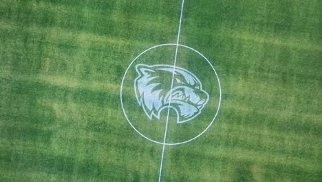 Uvu-Wolverines-Logo-Und-Fußballplatz-Der-Utah-Valley-University-–-Luftaufnahme-Direkt-Nach-Unten