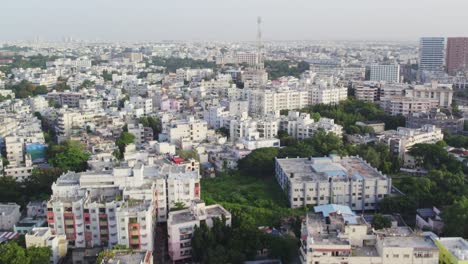 Filmische-Luftaufnahmen-Einer-Indischen-Stadt,-Die-Einen-Riesigen-Antennenmast-Und-Gebäude-Aus-Nächster-Nähe-Zeigen