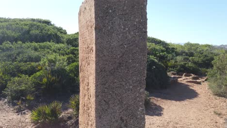 Una-Antigua-Piedra-Romana-Con-Escritura-En-Tipaza-_-Argelia