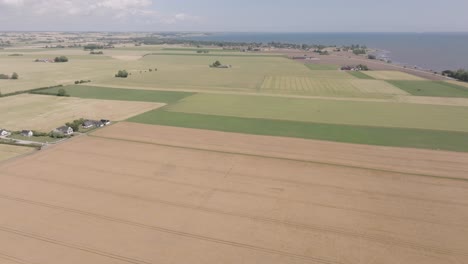 Rural-farmhouse-and-farmland-in-Scandinavian-Sweden,-aerial-forward-establisher