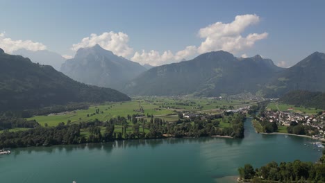 Hermosa-Vista-De-Las-Montañas-Vistas-Desde-El-Lago-Walensee,-Suiza-Con-Cielo-Azul