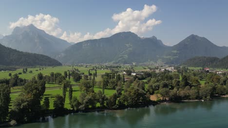 Schöne-Aussicht-Auf-Die-Berge-über-Dem-Walensee,-Schweiz-Mit-Blauem-Himmel
