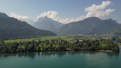 Lago-Walensee-Con-Vistas-A-Las-Montañas-Y-Al-Cielo-Azul-En-Suiza.