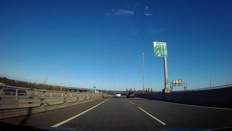 POV-Conduciendo-La-Autopista-A55-A-Través-Del-Tráfico-De-La-Autopista-En-El-Viaje-A-Casa
