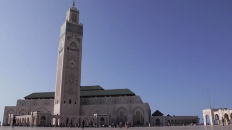 Bustling-atmosphere-at-Casablanca-mosque-Hassan-II-as-tourists-gather-to-admire-the-architecture,-culture,-and-religious-significance-of-this-iconic-landmark