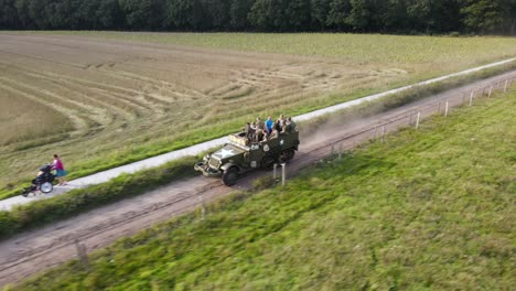 Besucher-Der-Militärischen-Gedenkzeremonie-In-Den-Niederlanden-Genießen-Die-Fahrt-Im-Halbkettenfahrzeug