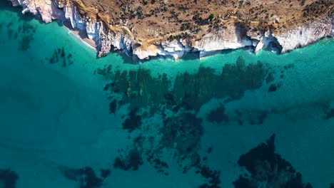 Smaragdgrünes-Meer,-Fabelhafte-Luftaufnahme-Des-Sauberen,-Kristallklaren-Mittelmeers-Vor-Einer-Felsigen-Küste,-Ein-Küstenspektakel-In-Albanien