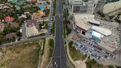 Vista-Panorámica-De-La-Autopista-En-Astana,-Kazajstán---Drone-Volando-Hacia-Adelante