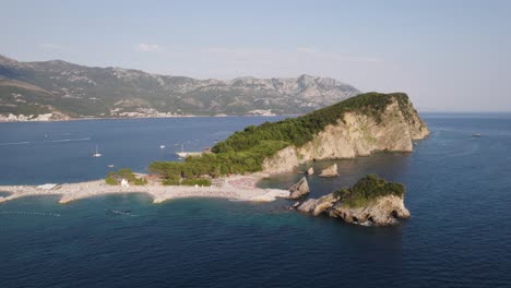 Isla-Sveti-Nikola-Školj-En-El-Mar-Adriático-Frente-A-Budva,-Montenegro