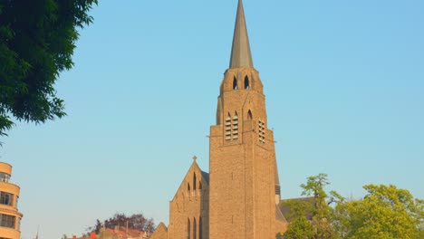 Iglesia-Sainte-Croix-Ixelles-En-Bruselas,-Bélgica-Durante-La-Hora-Dorada