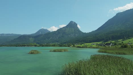 Un-Viaje-Con-Drones-De-Bajo-Nivel-Revela-El-Esplendor-De-Austria:-Las-Prístinas-Aguas-Del-Lago-Wolfgangsee,-Enmarcadas-Por-La-Grandeza-De-La-Montaña-Bleckwand