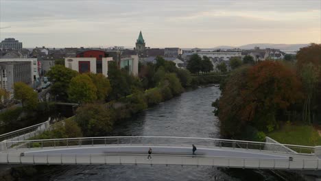 Gente-Despertando-En-Un-Puente-Peatonal-En-La-Ciudad-De-Galway.