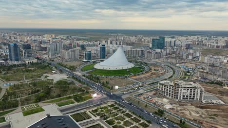 Ein-Umfassender-Blick-Auf-Die-Autobahn-In-Astana,-Kasachstan-–-Drohne-Fliegt-Vorwärts