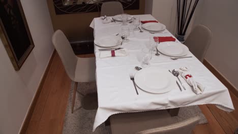 Family-Dinner-Table-Set-in-Dinning-Room