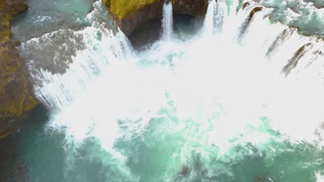 Natürliche-Pracht-Des-Godafoss-Wasserfalls-In-Island,-Drohnenaufnahme