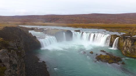 Langsam-Umlaufende-Aufnahme-Des-Wunderschönen-Godafoss-Wasserfalls-In-Der-Isländischen-Landschaft