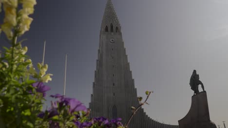 Hallgrimskirkja,-Una-Icónica-Iglesia-Parroquial-Luterana-Ubicada-En-Reykjavik,-Islandia
