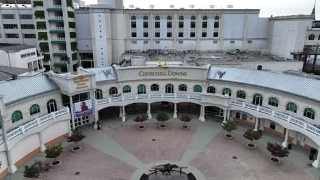 Churchill-Downs-entrance,-Louisville:-iconic-white-building-with-a-horse-statue-in-a-courtyard