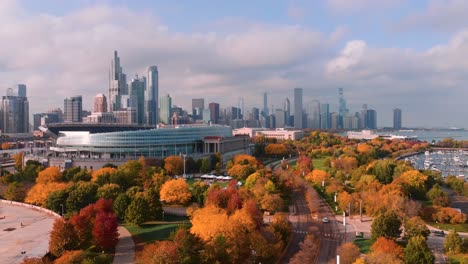 Chicago-Soldatenfeld-Luftaufnahme-Mit-Skyline-Der-Stadt-Und-Herbstlaub