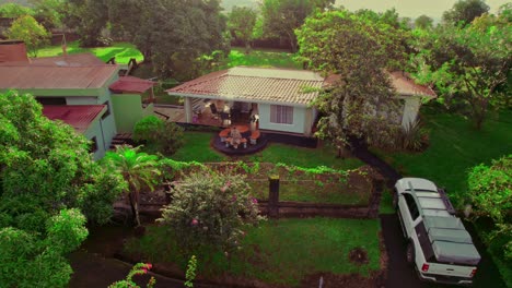 Una-Hermosa-Casa-Con-Vista-A-La-Naturaleza-Verde-épica,-Costa-Rica