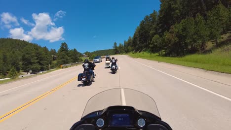 POV-De-Un-Convoy-Conduciendo-Una-Gran-Motocicleta-Harley-Davidson-En-La-Autopista