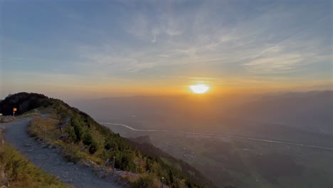 Wunderschöne-Luftaufnahme-Mit-Einer-Drohne-Im-Berg,-Aufnahme-Des-Sonnenaufgangs,-Schweizer-Alpen,-Schweiz