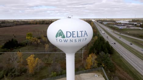 Municipio-De-Delta,-Michigan,-Torre-De-Agua-Con-Video-De-Drones-Dando-Vueltas