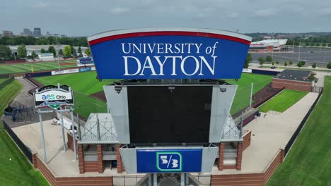 Anzeigetafel-Der-University-Of-Dayton-Im-Fünften-Dritten-Baseballstadion