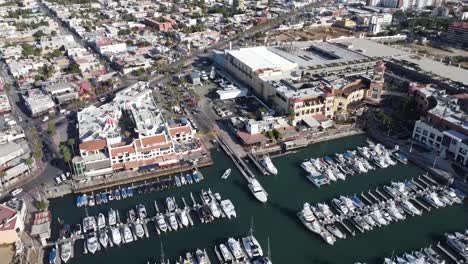 Ein-Blick-Von-Oben-Auf-Den-Yachthafen-Von-Cabo-San-Lucas-Mit-Angedockten-Gebäuden-Und-Booten