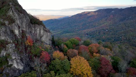 Banner-Elk-NC,-North-Carolina-Rocky-Cliff-with-Fall-and-Autumn-Leaf-Color