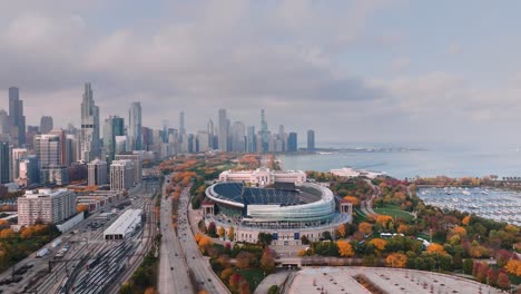 Luftaufnahme-Des-Chicago-Soldier-Field-Stadium-Mit-Der-Innenstadt-Im-Hintergrund