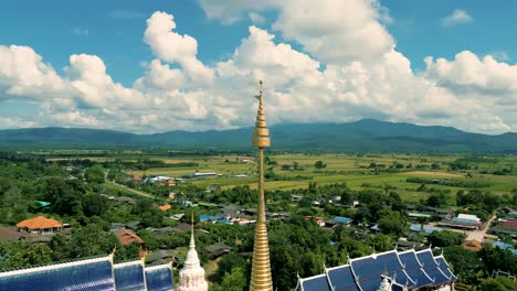 Imágenes-De-Drones-Aéreos-De-Naturaleza-Cinematográfica-De-4k-Del-Hermoso-Templo-De-Wat-Ban-Den-Junto-A-Chiang-Mai,-Tailandia,-En-Un-Día-Soleado