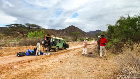Kaputter-4WD-Offroad-Ranger-Wagen-Zeitraffer-Mit-Touristenpassagier-In-Der-Natur-In-Kenia,-Wundervolle-Landschaft-Mit-Menschen,-Blauer-Himmel-Und-Weiße-Wolken,-Reise-Nach-Afrika-Im-Sommer,-Große-Tierwanderungsszene