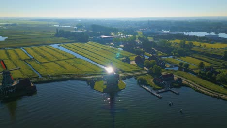 Beautiful-view-of-the-far-reaching-land-farms-in-in-Zaanse-Schans,-Netherlands---tourist-attraction-located-near-Amsterdam
