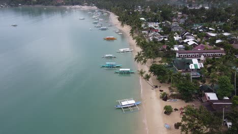 Playa-De-Itaytay-Y-Bahía-De-Port-Barton-Con-Coloridos-Barcos-De-Pesca-En-El-Pueblo-Costero,-Filipinas