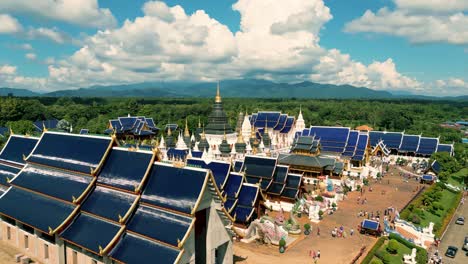 4K-Filmische-Naturluftdrohnenaufnahmen-Des-Wunderschönen-Tempels-Wat-Ban-Den-Neben-Chiang-Mai,-Thailand-An-Einem-Sonnigen-Tag