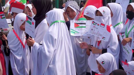 Kinder-Führen-Friedliche-Demonstrationen-Mit-Palästinensischen-Flaggenattributen-Durch