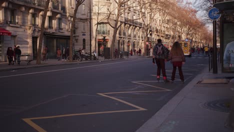 Streets-of-Paris-full-of-people-and-cars,-slow-motion-view