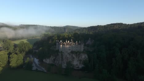 Berühmtes-Chateau-De-Walzin-In-Belgien-Bei-Sonnenaufgang,-Luftaufnahme
