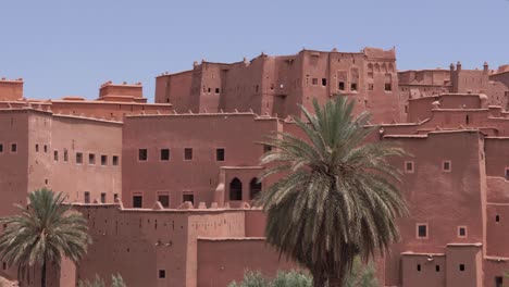 Ancient-Moroccan-village-in-the-Sahara,-where-history-and-tradition-blend-in-the-architecture,-reflecting-Africa's-rich-heritage