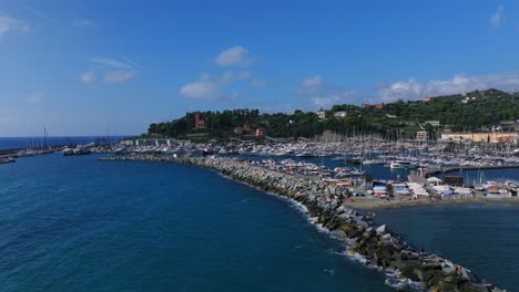 Puerto-De-La-Ciudad-De-Liguria-Varazze-En-Italia