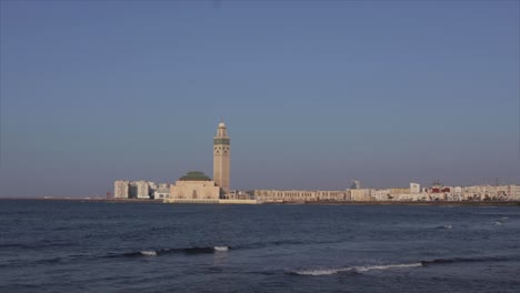 Casablanca-Mosque,-with-its-towering-minaret,-significant-Islamic-landmark-overlooking-the-sea