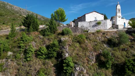 Kirche-Auf-Einem-Hügel-Mit-Blick-Auf-Die-Grünen-Hügel-Von-Dhermi,-Der-Atemberaubenden-Riviera-Landschaft-Albaniens