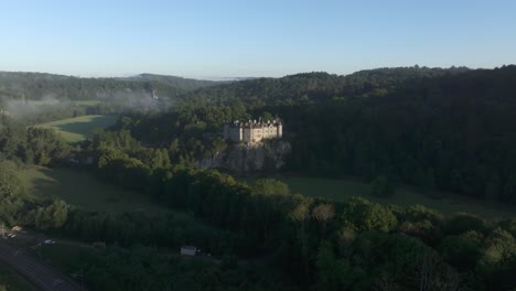 Flug-Zum-Berühmten-Schloss-Walzin-In-Belgien-Bei-Sonnenaufgang,-Luftaufnahme