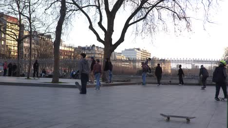 Skaters-of-Paris-enjoying-beautiful-autumn-day-in-city,-slow-motion
