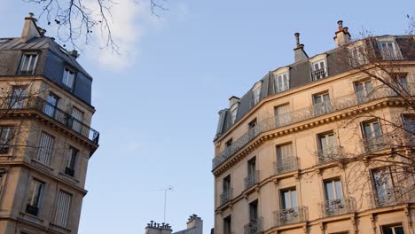 Iconic-Parisian-buildings-on-warm-sunny-autumn-day,-pan-left