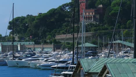 Drohnenaufstiegsansicht-Des-Hafens-Von-Varazze-Mit-Festgemachten-Booten-Und-Burg-Im-Hintergrund-In-Italien