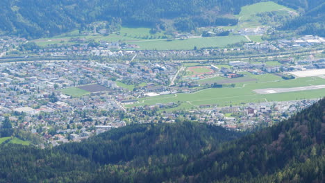 El-Avión-Aterriza-En-El-Aeropuerto-De-Innsbruck,-Un-Alto-ángulo-De-Vista-Desde-La-Montaña.