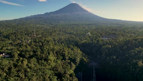 La-Magnífica-Cascada-Tumpak-Sewu-En-Java-Oriental
